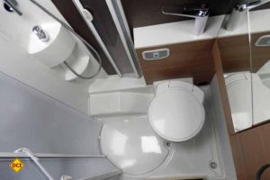 Der Toilettenraum ist mit einem pfiffigen Klappwaschbecken ausgestattet. (Foto: det)