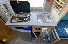 Der Küchenblock mit untergebautem Absorber-Kühlschrank im Bimobil LB 355. (Foto: Bimobil)