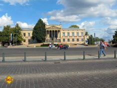 Hinter den imposanten Säulen beherbergt das Staatliche Museum eine bedeutende Sammlung Niederländischer Maler. (Foto: Schwerin Tourismus)