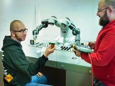 Besucher können mit einem Roboter experimentieren. (Foto: Technoseum)