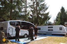 Das Dethleffs Team baut für die Family Stiftung einen Dethleffs Aero-Caravan am Campingplatz Grüntensee auf. (Foto: Dethleffs)