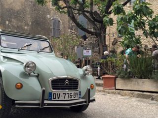 Oldie-Vermietungen bieten Touren mit historischen Fahrzeugen durch die Provence an. (Foto: Provence Guide)