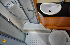 Der Sanitärraum mit drehbarer Cassetten-Toilette, Waschtisch und integrierter Dusche mit Plexiglasabtrennung. (Foto: det)