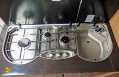 Die Kocher-Spüle-Kombination von Thetford ist ein dickes Plus in der Küche, aber das ständige Klappergeräusche der Glas-Abdeckplatten nervte. Hier muss nachgebessert werden. (Foto: det)