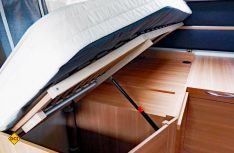 Feine Lösung zum Beladen der Heckstauräume: Die Lattenroste der Betten können aufgeklappt werden. (Foto: det)