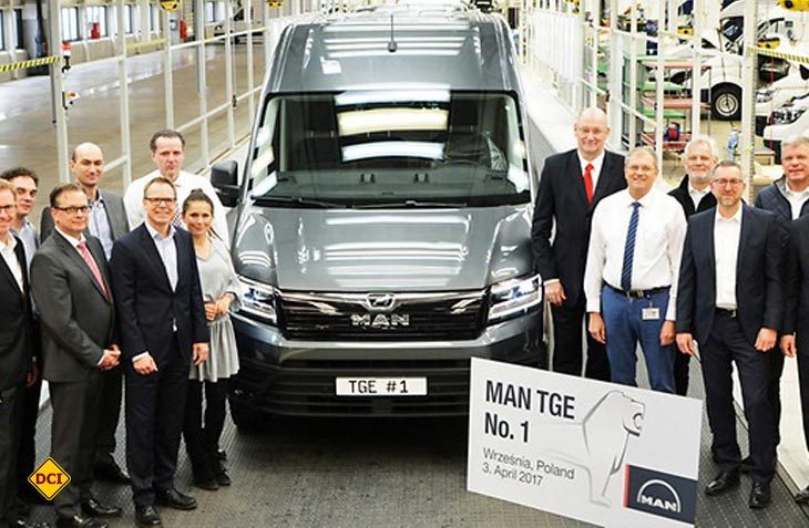 Die Teams um Jens Ocksen (Vorstandsvorsitzender Volkswagen Poznan) und Dennis Affeld (Leiter Vans bei MAN Truck & Bus) nehmen den ersten MAN TGE in Empfang. (Foto: MAN)