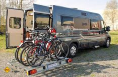 Speziell für Kastenwagenmobil und Campingbus hat SMV mit dem Swing Carry einen schwenkbaren Fahrradträger im Angebot. (Foto: Werk)