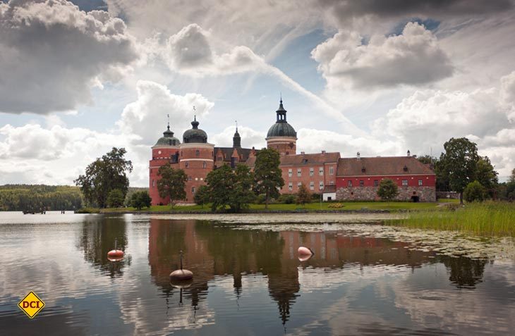 Das burgähnliche Schloss Gripsholm am See Mälaren wurde 1537 von Gustaf I. Wasa gebaut und beherbergt heute eine staatliche Portraitsammlung mit über 2.000 Gemälden aus vielen Jahrhunderten. (Foto: M. Leppäniemi / VisitSweden)