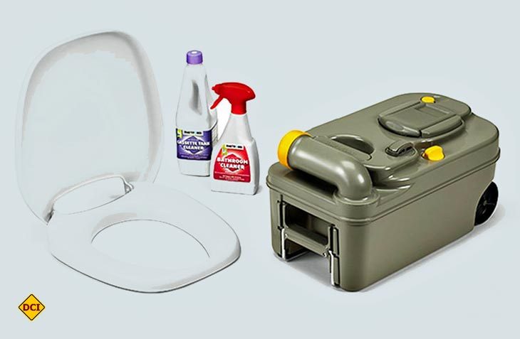 Das Fresh-Up-Set von Thetford besteht aus Toilettensitz mit Deckel, einer Cassette mit Rädern und Griff sowie Toilettenmittel und Reiniger. (Foto: Werk)