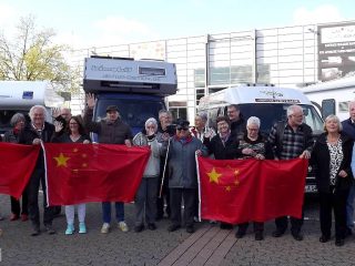 Traumtour von Düsseldorf nach Peking in 67 Tagen. Die Teilnehmer sind gut gelaunt. Fünf Abenteurer kommen aus NRW. (Foto: tom)