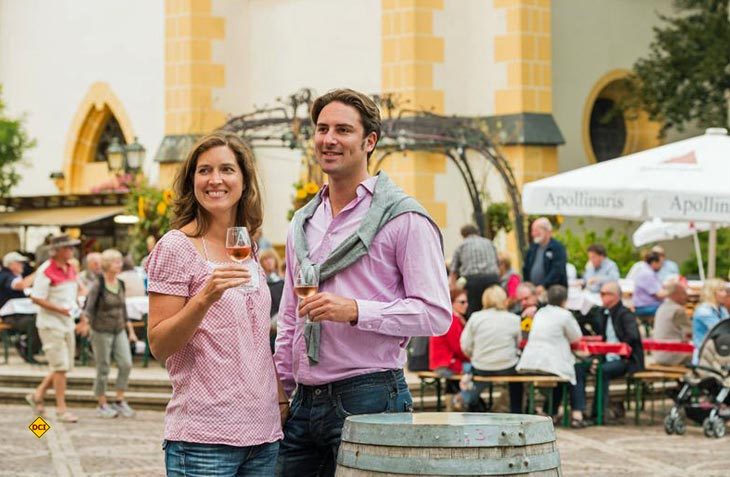 200 Weine aus dem Rotweinparadies Ahrtal können am Pfingstwochenende in der Altstadt von Ahrweiler verkostet werden: (Foto: Ahrtal-Tourismus)