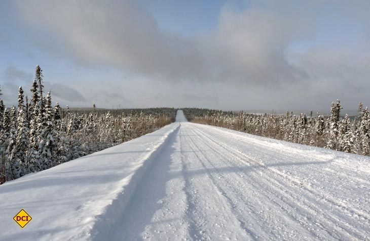 Der Dempster Highway kurz vor Eagle Lodge – Geradeaus in die weiße Unendlichkeit. (Foto: hcb)