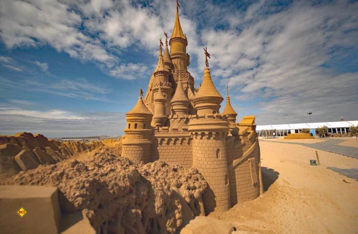Eine Idee, viele Tonnen Sand,  ein Dutzend Kubikmeter Wasser, Muskelkraft und Fingerspitzengefühl des Künstlers waren notwendig, um diese riesige Sandburg in Oostende zu bauen. (Foto: Tourismus Flandern / Brüssel)