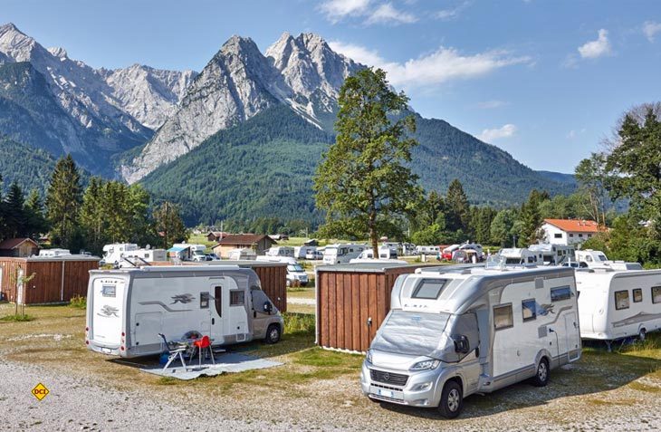 Luxus pur mitten in der Natur – auf Wunsch gibt es im Fünf-Sterne-Camping Resort Zugspitze ein Privatbad direkt am Stellplatz. (Foto: Marc Gilsdorf)