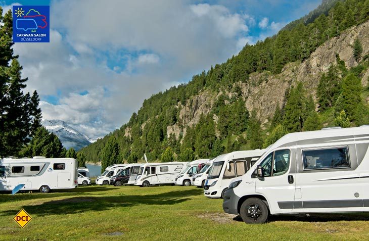 Warten auf den Startschuss: Die Freizeitfahrzeuge der Caravan-Salon-Pressereise sammeln sich für die Entdeckungsreise durch das Engadin (Foto: CIVD)