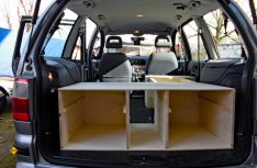 An einem Wochenende wurde der Laderaum des Ford Galaxy zu einer Art Wohnmobil oder Kastenwagen umgebaut. Einfach und rustikal. (Foto: Kleinschwärzer)