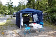 Ein Tisch, ein Zelt, ein Bett. Camping-Urlaub in seiner reinen Form. Der Selbstumbau von Manfred macht es möglich. (Foto: Kleinschwärzer)