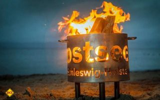 Nicht nur das romantische Feuer sorgt für eine tolle Atmosphäre beim herbstlichen „Lichtermeer-Spektakel an der Ostseeküste von Schleswig- Holstein. (Foto: Ostsee-Holstein-Tourismus)