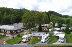Der Campingplatz Bleesbrück hat jetzt vor der Schranke vier zusätzliche Stellplätze eingerichtet. (Foto: Camping Bleesbrück)