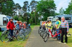 Immer aktiv: Bei den Treffen – wie hier 2016 in den Niederlanden – gehen die EMHC-ler auch gern mit Fahrrädern auf Tour. (Foto: EMHC)