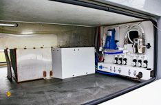 Festaufbau mit GfK-Kabine und teilweise Keller: Der EarthCruiser FX mit der gut zugänglcihen Wasseranlage samt Filter. (Foto: egb)