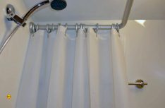 Der Sanitärraum mit Telefonbrause und Duschvorhang. (Foto: Klinke)