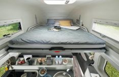 Blick in das komfortable Dachbett des Ford Nugget Plus. (Foto: Ford)