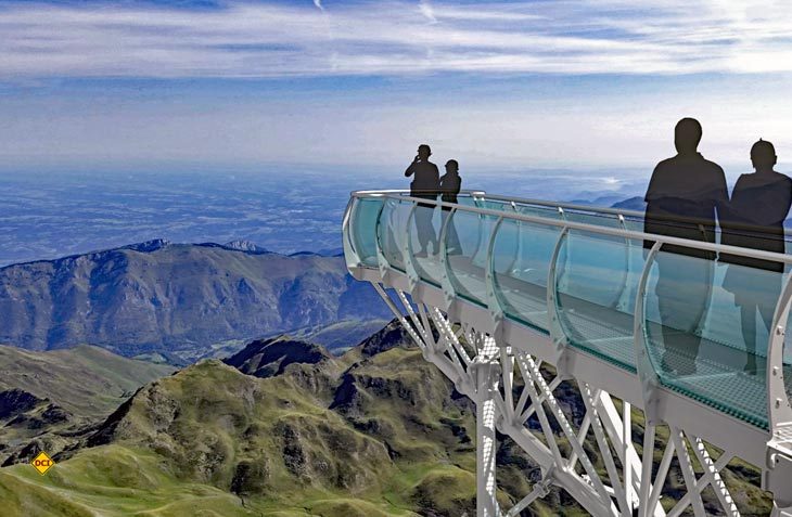 Keine Angst – die Glaskonstruktion ist 100 Prozent sicher - so sicher, wie man Überwindung braucht, um bis zur Spitze der Aussichtsplattform auf dem Pic du Midi zu gehen. (Foto: Tourismus Okzitanien)