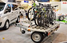 Der praktische Mehrzweck-Anhänger Wheely von Al-Ko-Sawiko kann jetzt auch für den Transport von sechs bis acht Fahrrädern ausgerüstet werden. Interessant für Fahrrad-Clubs und Großfamilien. (Foto: det)