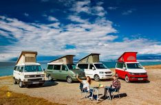 30 Jahre und vier Generation VW Transporter: Der VW California hat die Freizeit weltweit mobil gemacht. (Foto: Werk)