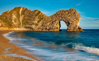 Das UNESCO-Welterbe Jurassic Coast präsentiert nicht nur eine faszinierende Küsten-Landschaft, sondern beeindruckt den Besucher mit außergewöhnlichen Felsformationen wie das weltbekannte Durdle Door. (Foto: VisitBritain / England`s Coast)