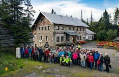 Auch 2018 findet das Reisemobil-Treffen Böhmerwald von Kerstin und Albert Knaus im Dreiländereck im Bayerischen Wald statt. Hier die Teilnehmer 2017 auf dem Dreisesselberg. (Foto: Siegfried Orth)