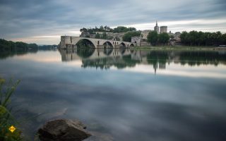 Sehnsuchtsort Nummer 1 an der Route National 7: Avignon mit der weltbekannten Brücke Pont Saint Bénézet. (Foto: Cotes du Rhone)