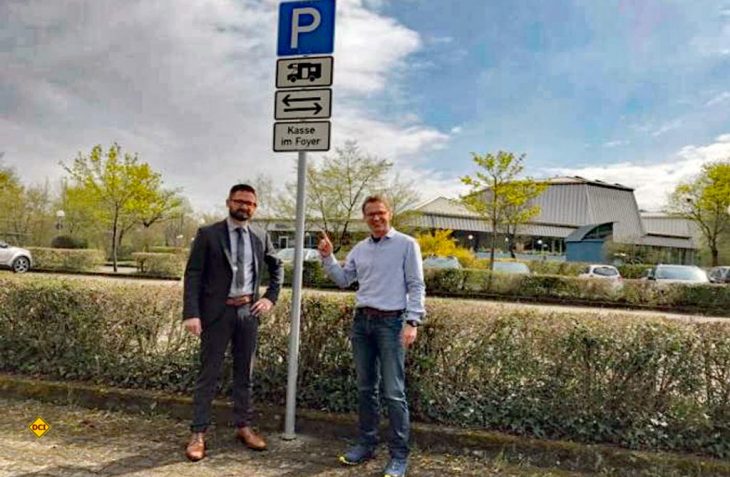 Bürgermeister Christian Aßmann (links) und Jochen Quasten von den Stadtwerken haben pünktlich zur Saison den Wohnmobil-Stellplatz in Geisenheim eröffnet. (Foto: Stadt Geisenheim)