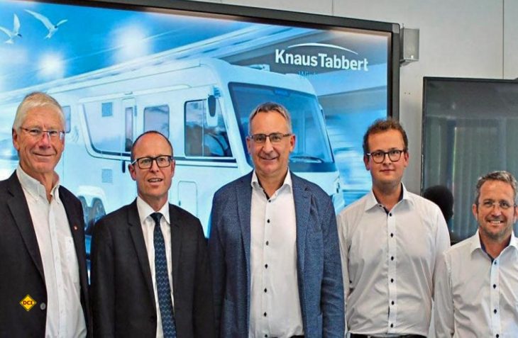 MdL Bernhard Roos (SPD) (links) und die Initiatoren von Knaus Tabbert wollen dem Fachkräftemangel mit einem neuen Ausbildungberuf Caravan-Techniker mit der Initiative Fachkraft entgegenwirken. (Foto: Knaus)