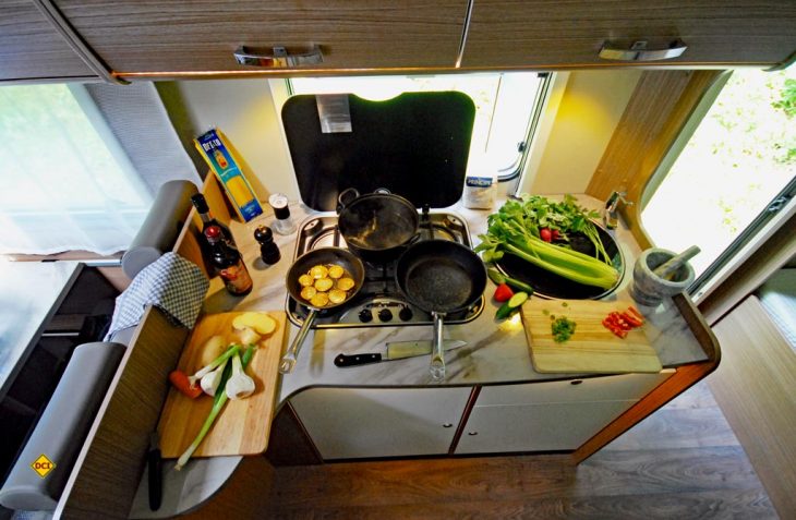 Vorbereitung und Kochen auf begrenztem Platz erfordert Organisation und Planung. (Foto: det / D.C.I.)