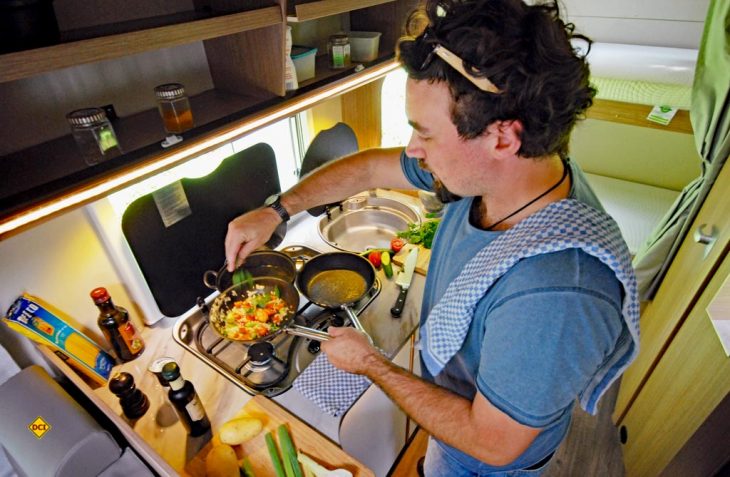 Ran an den Speck: Keine Scheu, selbst mehrgängige Menüs kann man einfach und schnell in der Womo-Küche realisieren. (Foto: det)