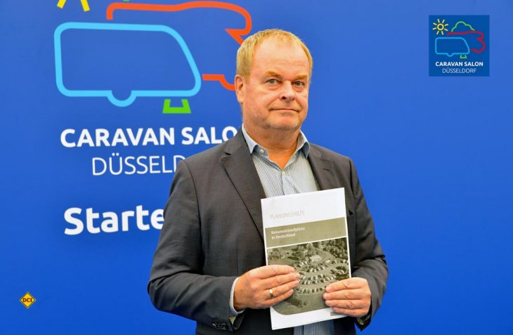 Dirk Dunkelberg, Stellvertretender DTV-Hauptgeschäftsführer. hat die neue Planungshilfe „Reisemobilstellplätze in Deutschland“ auf dem Caravan Salon 2018 in Düsseldorf vorgestellt. (Foto: det)