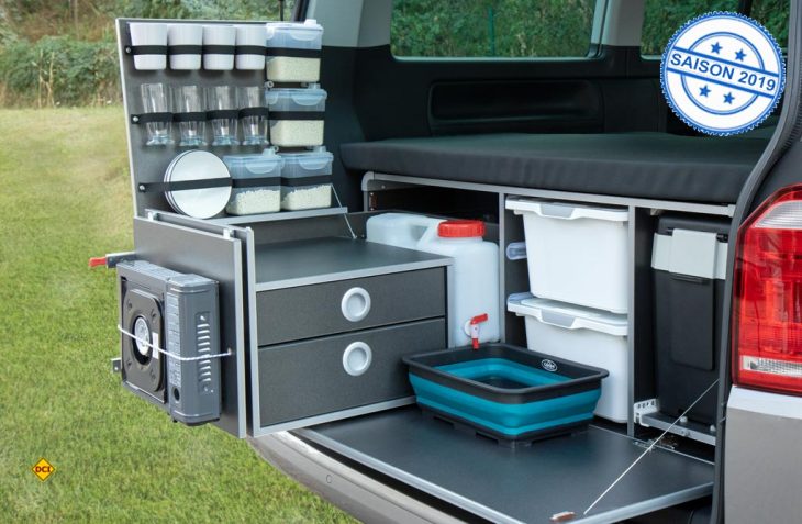 So wird aus dem Bulli ein Reisemobil: Die Reimo Campingboxen sind einfach entnehmebar und ergänzen den Bulli mit Küche, Bett, Wasserversorgung und Stauraum. (Foto: Reimo)