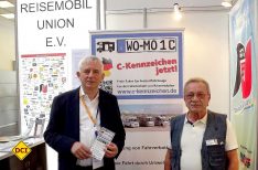 Die Reisemobil Union (RU) setzt sich auf ihrem Messestand auch für die Initiative C-Kennzeichen ein. Mit dem Präsident Winfried Krag (re.) und Peter Hirtschulz, dem Pressesprecher der RU, hat das D.C.I. ein Interview geführt. (Foto: tom/DCI)