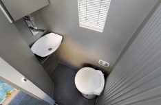 Der Sanitärraum mit Dusche, Waschbecken und Cassetten-Toilette. (Foto: Werk)