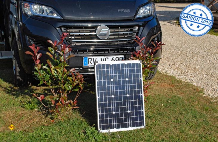 Mit dem mobilen Solar-Set von Revolt bekommt man für gängige Geräte unterwegs jederzeit 230-Volt Strom geliefert. (Foto: (det)