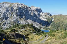 An der Bergstation des Millenium-Express, der längsten Kabinenbahn der Alpen, startet der beliebte Aqua-Trail auf 1,5 Kilometer Länge und in fast 2000 Metern. (Foto: hcb / D.C.I.)