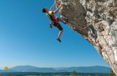 Kärntens Bergregionen bieten selbst Extrem-Kletterern außergewöhnliche Möglichkeiten. Aber nicht nur die Anhänger des Free-Climbing, auch sportliche und ambitionierte Bergsteiger mit oder ohne Seil und Haken sind hier bestens aufgehoben. (Foto: Adrian Hipp / Villach Tourismus)
