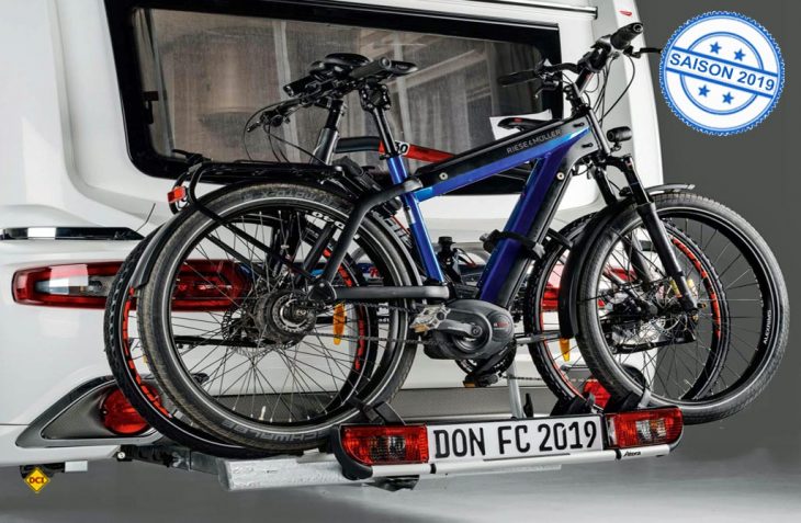 Der Al-Ko Carryback ist die erste ausziehbare Kugelkupplung für Caravans. Das variable System wird zusammen in Kombination mit dem E-Bike-Fahrradträger Strada Sport M2 von Atera angeboten, der mit bis zu zwei Fahrrädern beladen werden kann. (Foto: Fendt)