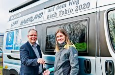 La strada-Chef Marco Lange übergibt am Firmensitz Echzell den Fahrzeug-Schlüssel des Avanti H an Lena Haverland. (Foto: La strada)