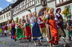 Mit einem farbenprächtigen Schutzengelfest beginnt das historische Volksschauspiel „Die Schutzfrau von Münnerstadt“. (Foto: Christine Schikora)