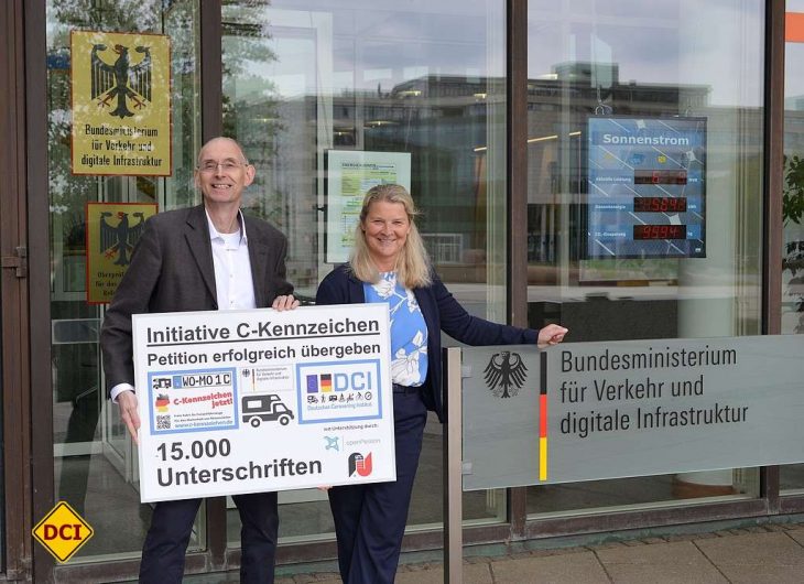 Die Petition der C-Kennzeichen-Initiative konnte nun erfolgreich beim BMVI in Bonn übergeben werden. (v.l.: Thomas Schmies vom C-Team; Ministerialdirigentin Anke Leue; Foto: det/DCI))