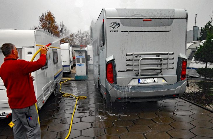 Mit einer gründlichen Reinigung und Pflege innen und außen können Wohnmobil und Caravan beruhigt überwintern. (Foto: det / D.C.I.)