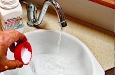 Den Tank dabei mit einer Spülbürste reinigen zu wollen ist kontraproduktiv. Hier helfen gut abgestimmte Reinigungszusaätze für die Hygiene in Leitungen und Tanks. (Foto: Multiman)
